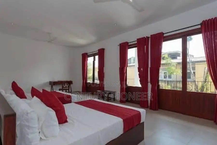 6 Bedroom Luxury Waterfront Villa Rent Nawala