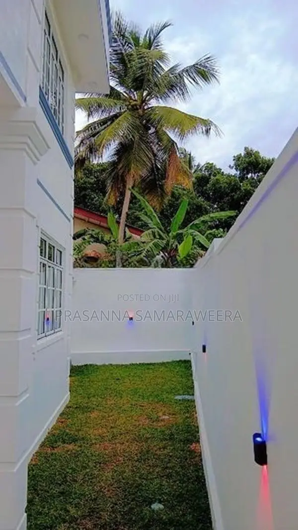 Brand New solid super luxury 2 Story House-piliyandala