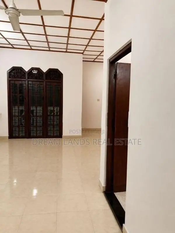 5BED HOUSE FOR SALE IN KIRIBATHGODA (SP1224)