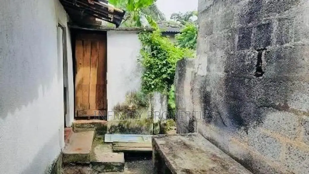 (AFA262) 18 perch With old Single Story House Sale At Piliyandala