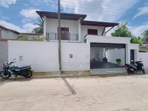මාලබේ පිහිටි නවීන මෝස්තරයෙන් යුත් දෙමහල් නිවසක් විකිණීමට ඇත.