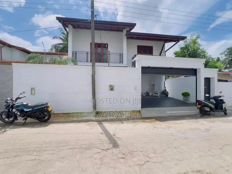 මාලබේ පිහිටි නවීන මෝස්තරයෙන් යුත් දෙමහල් නිවසක් විකිණීමට ඇත.