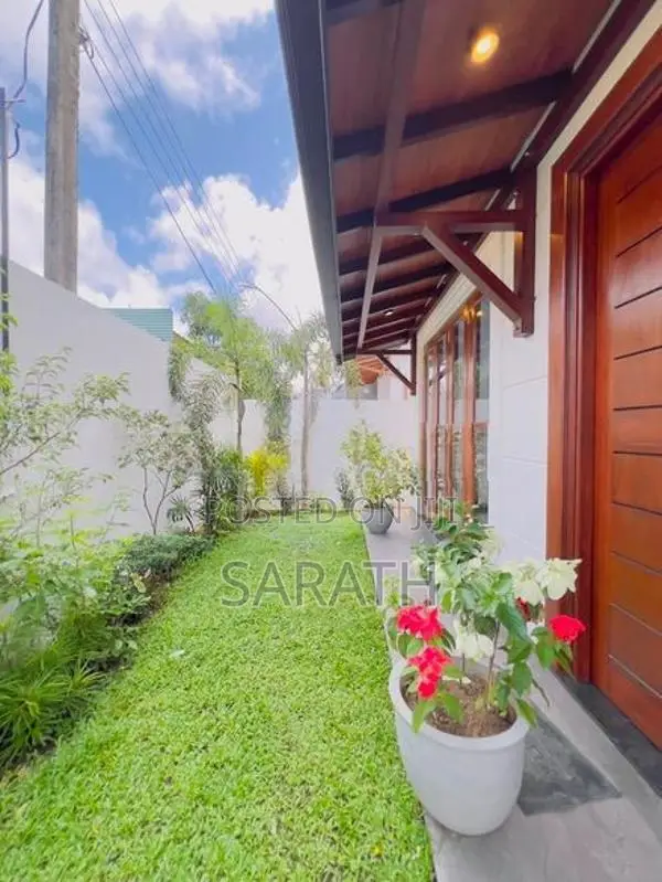 මාලබේ පිහිටි නවීන මෝස්තරයෙන් යුත් දෙමහල් නිවසක් විකිණීමට ඇත.