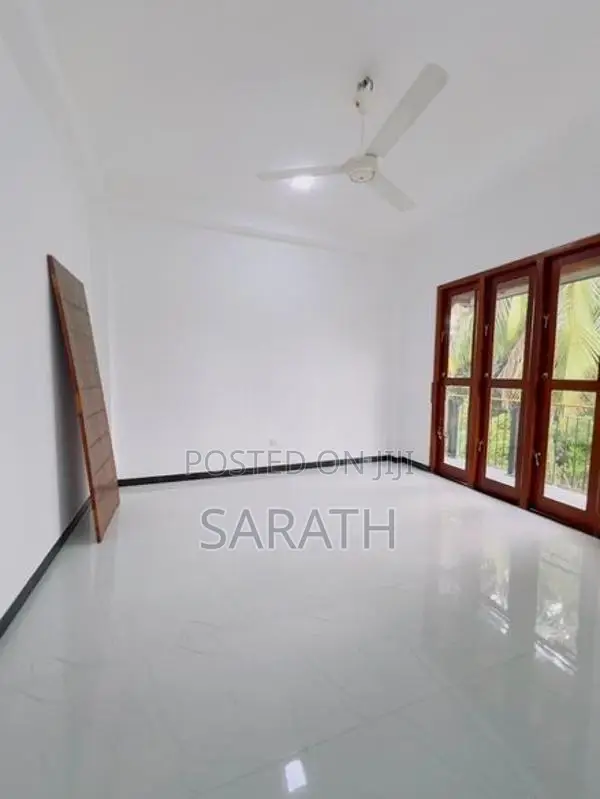 මාලබේ පිහිටි නවීන මෝස්තරයෙන් යුත් දෙමහල් නිවසක් විකිණීමට ඇත.