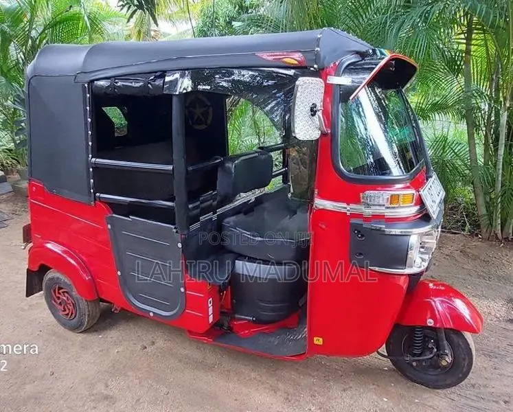 Bajaj RE 2019