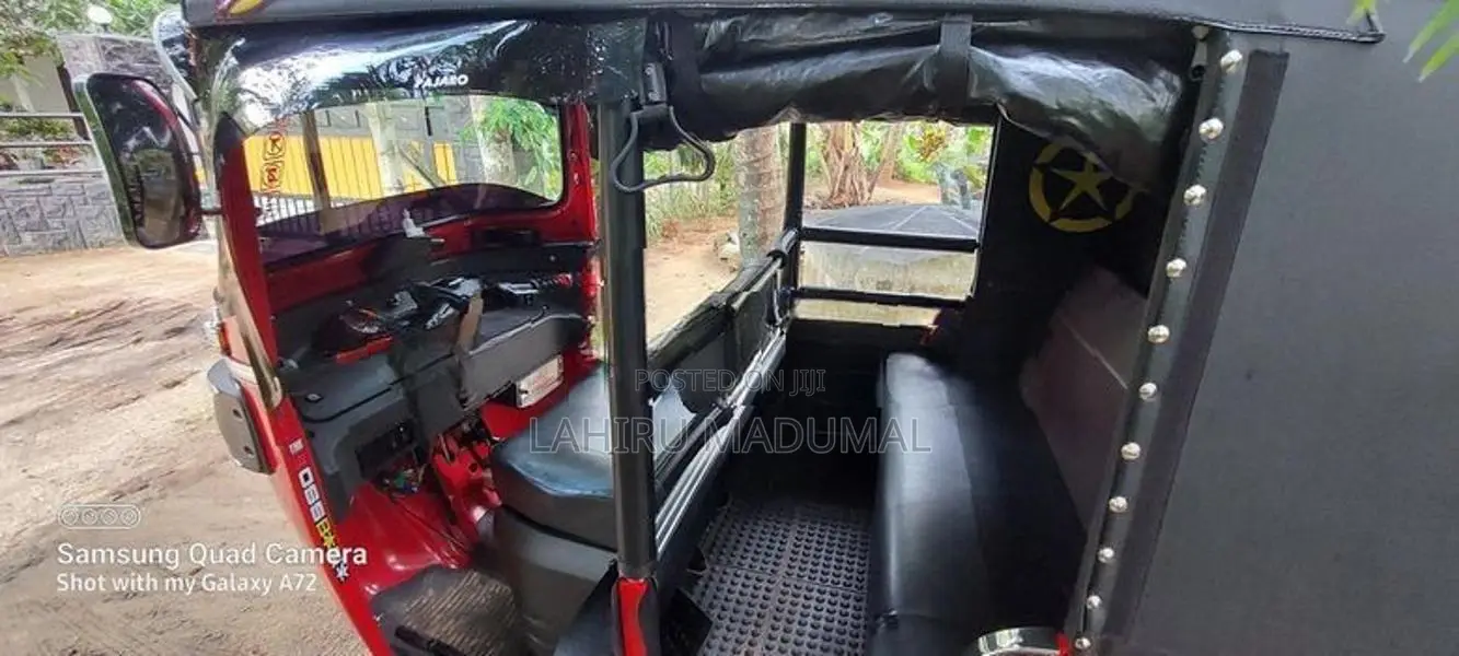 Bajaj RE 2019