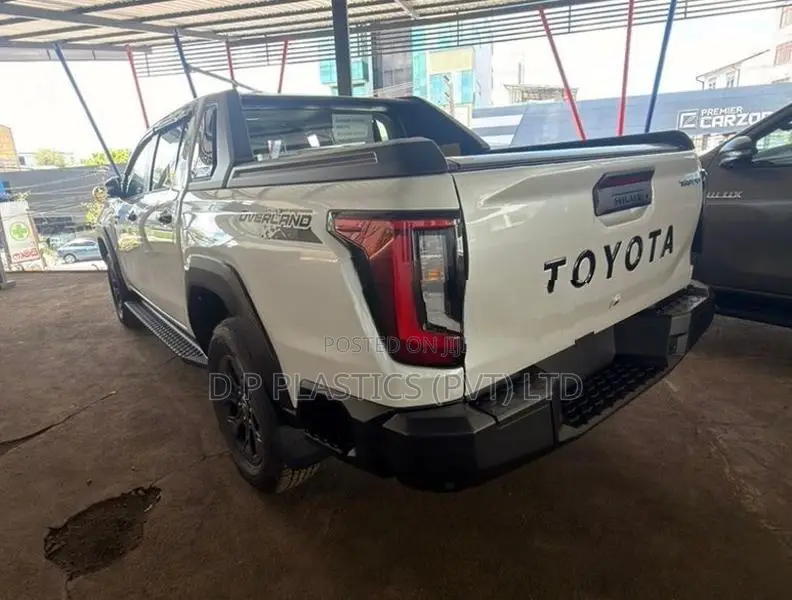 Toyota Hilux Travo Overland 2025