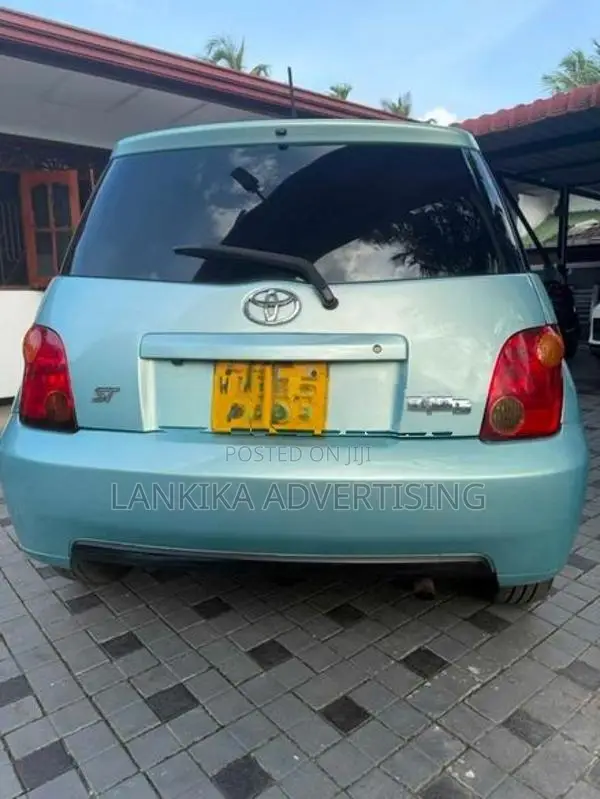 Toyota IST 2003