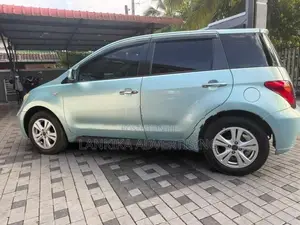 Toyota IST 2003