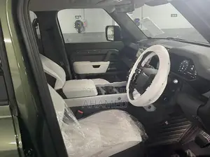 Land Rover Defender P300e 2026
