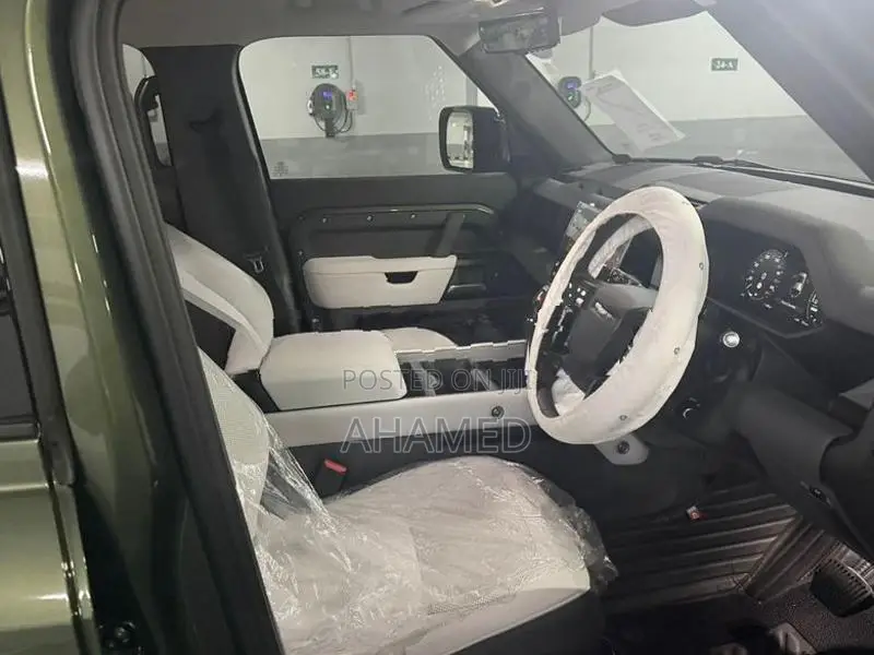 Land Rover Defender P300e 2026