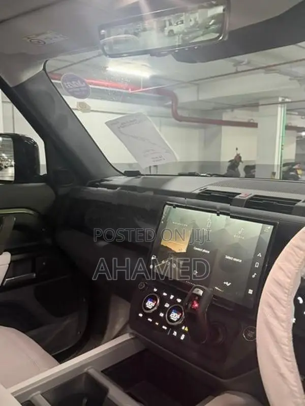 Land Rover Defender P300e 2026