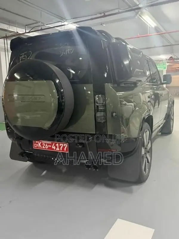 Land Rover Defender P300e 2026