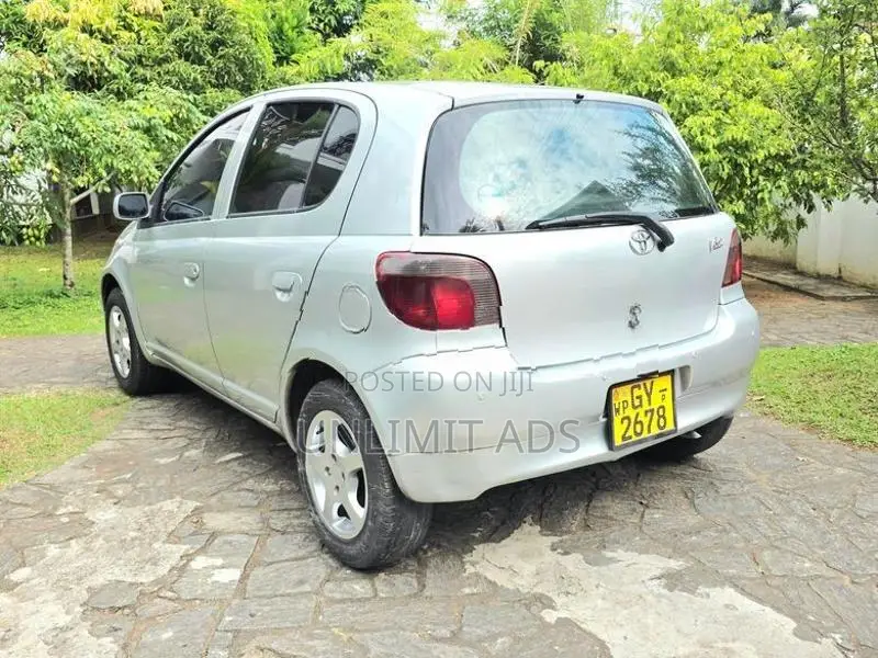 Toyota Vitz U GRAD 2000