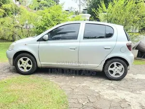 Toyota Vitz U GRAD 2000