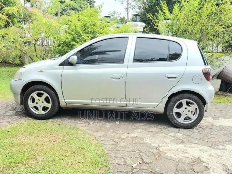 Toyota Vitz U GRAD 2000