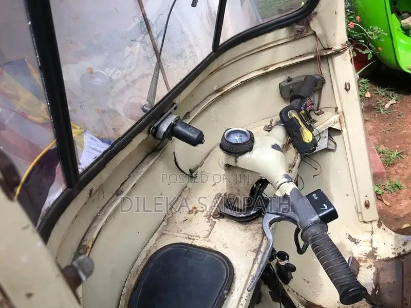 Bajaj RE 2000