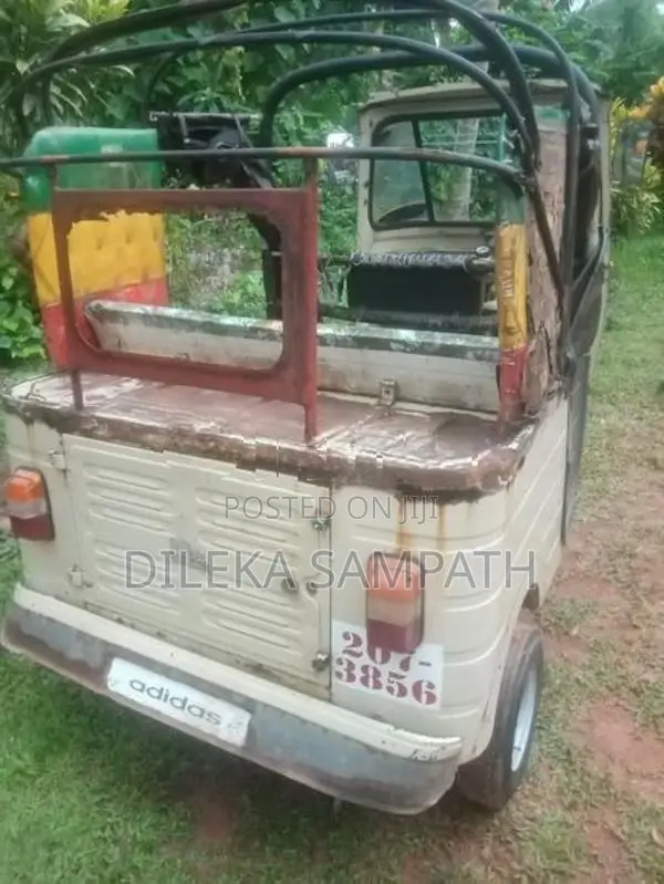Bajaj RE 2000