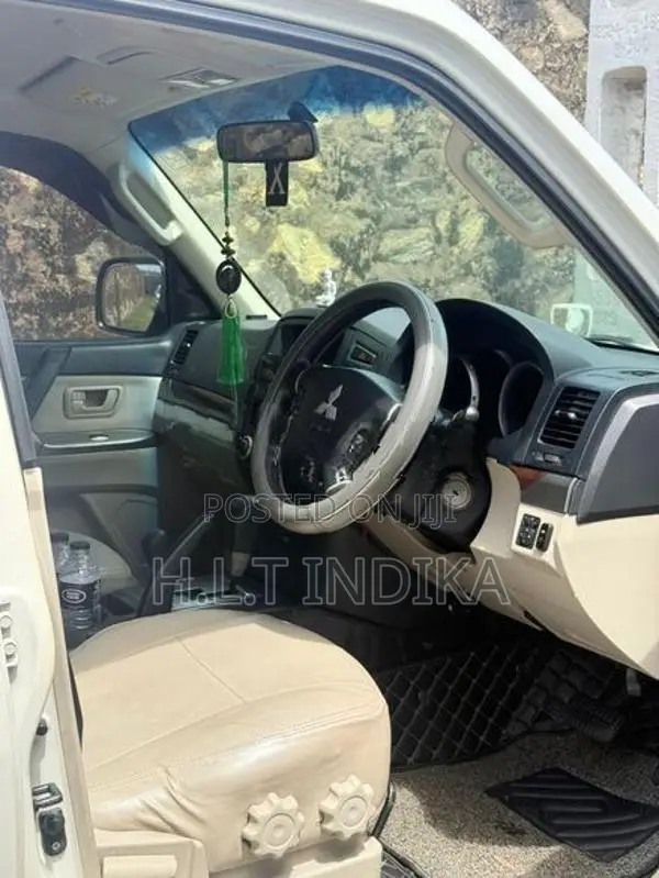 Mitsubishi Montero V98 2013