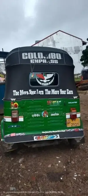 Bajaj RE 205 2011