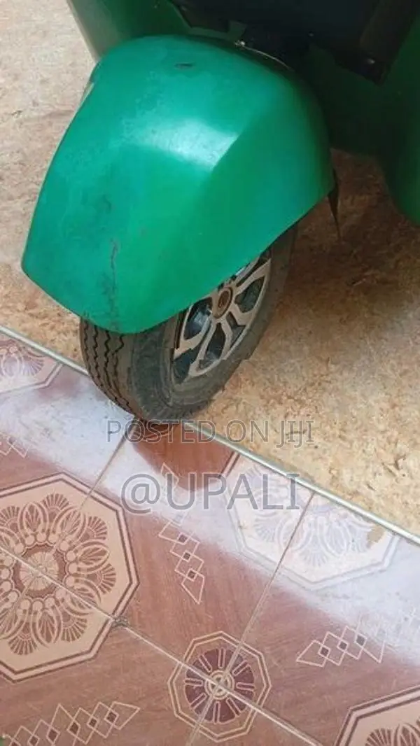 Bajaj RE 2015