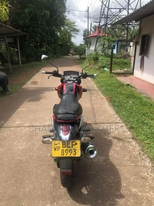 Bajaj V15 2017