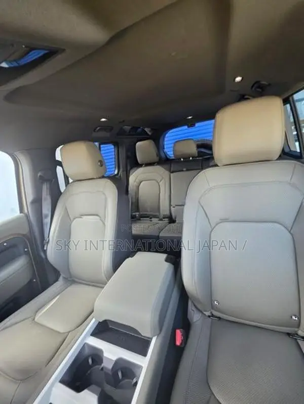Land Rover Defender 2025