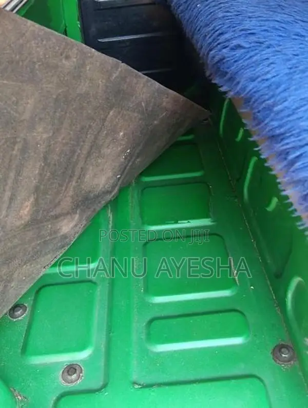 Bajaj RE 205 2010