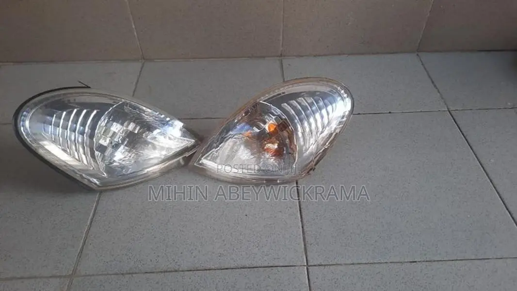 Nissan Used Front Signal Lights (Pair)