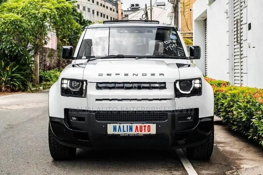 Land Rover Defender 7-SEATER P300 2025
