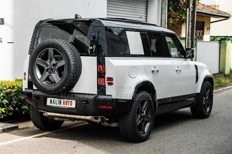 Land Rover Defender 7-SEATER P300 2025