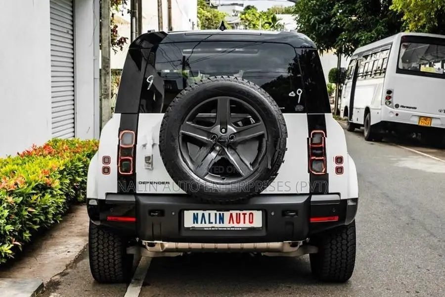 Land Rover Defender 7-SEATER P300 2025
