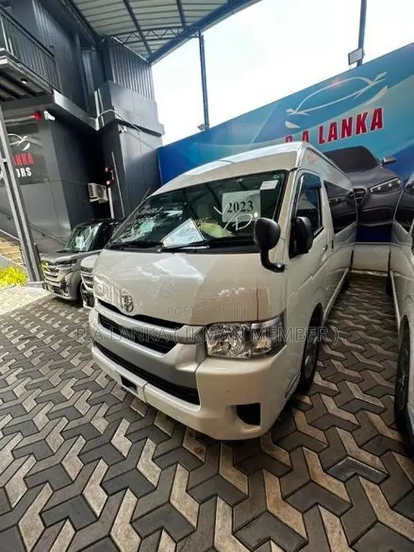 Toyota GDH223 HIACE GL 2023