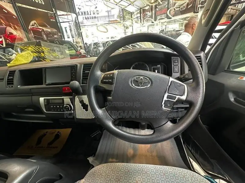 Toyota GDH223 HIACE GL 2023
