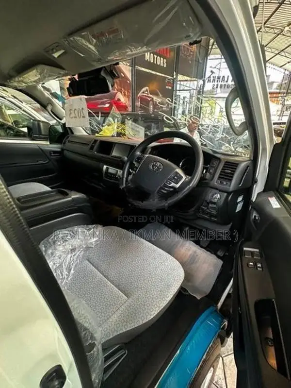 Toyota GDH223 HIACE GL 2023