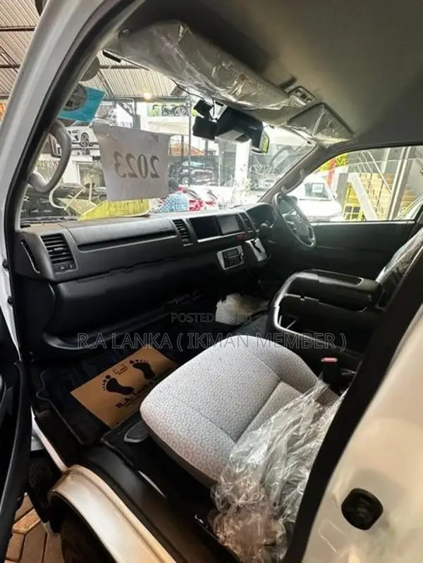 Toyota GDH223 HIACE GL 2023
