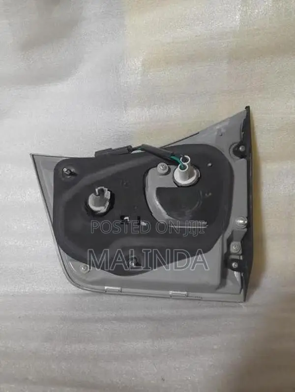 Toyota Harrier (MHU38) Tail Light Set - Reconditioned