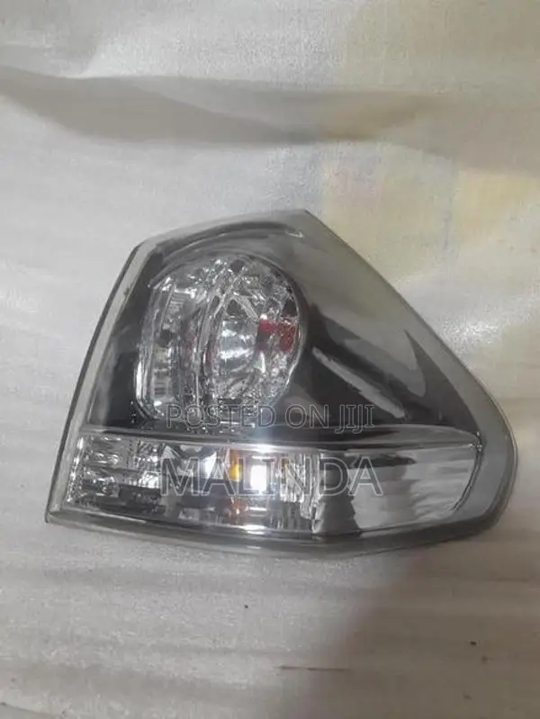 Toyota Harrier (MHU38) Tail Light Set - Reconditioned