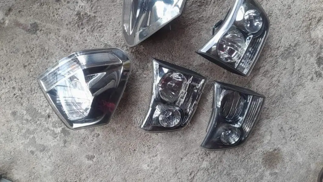 Toyota Harrier (MHU38) Tail Light Set - Reconditioned