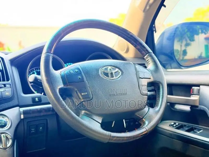 Toyota Land Cruiser V8 ZX 2010