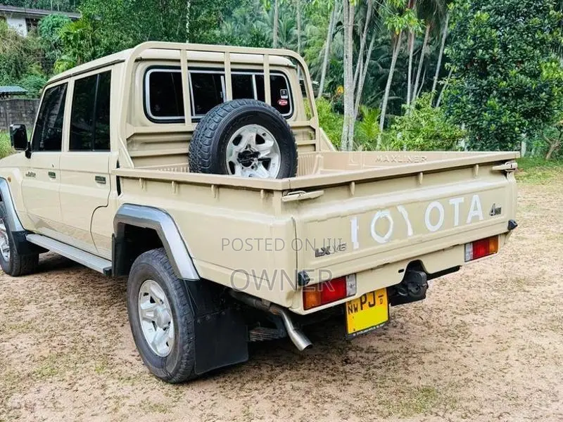 Toyota Land Cruiser Sahara V8 79 Series Cab 2018