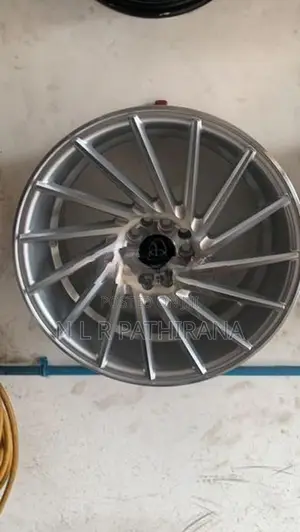 17 inches 5 Hold alloy wheels