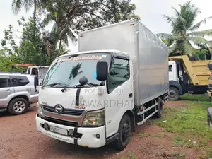 Hino Dutro WU710 14.5 FT DUNU 2016