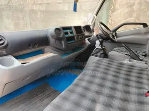 Hino Dutro WU710 14.5 FT DUNU 2016