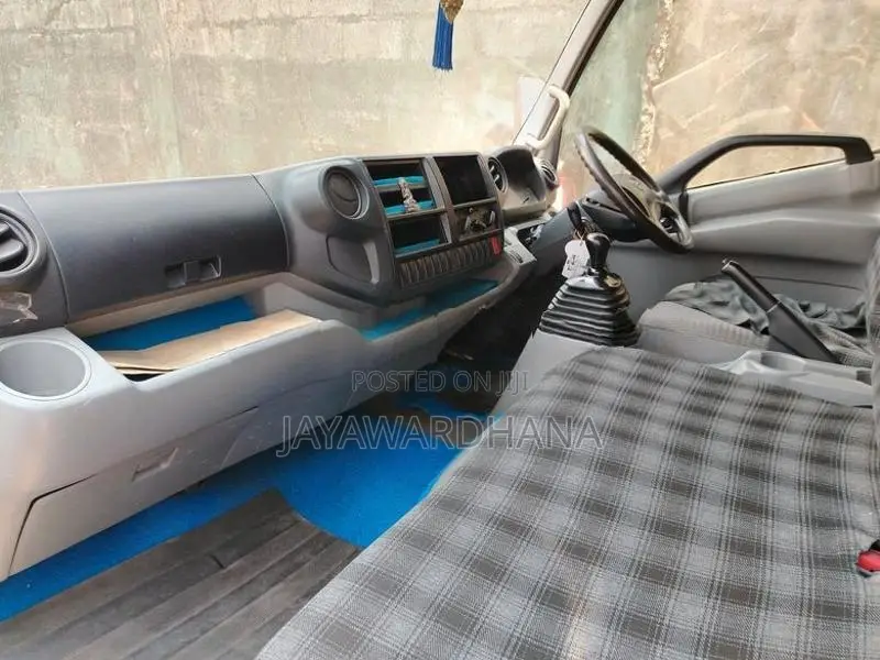 Hino Dutro WU710 14.5 FT DUNU 2016
