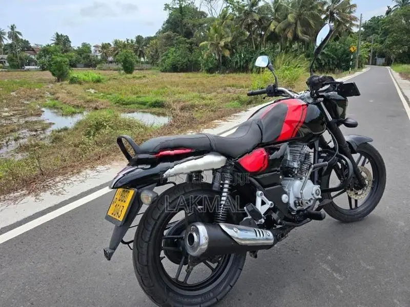 Bajaj V15 2016