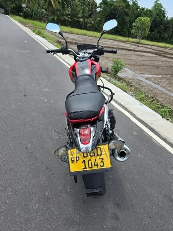 Bajaj V15 2016