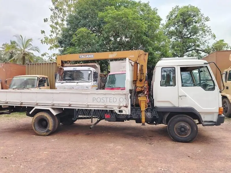 Mitsubishi Fuso FIGHTER BOOM TRUCK 1986