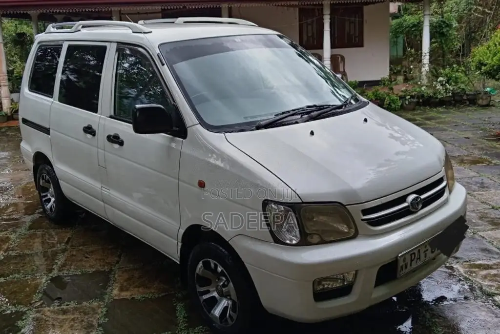 Toyota Noah 2002 Van (Used)
