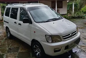 Toyota Noah 2002 Van (Used)